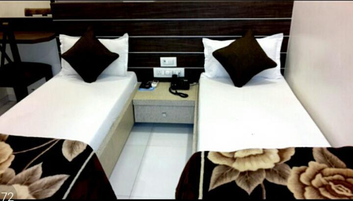 Hotel Crystal Vadodara Bagian luar foto
