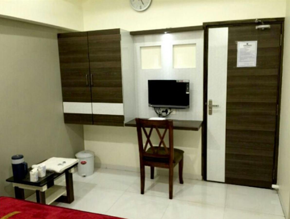 Hotel Crystal Vadodara Bagian luar foto